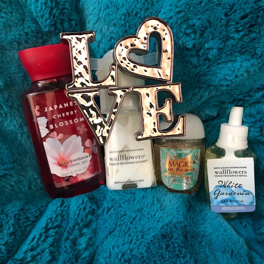 🆕❤️Valentine’s Day Wallflower Bundle❤️